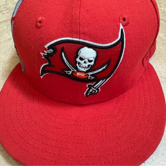 Tampa Bay Buccaneers Baseball Hat Fitted Mens Size 6 7/8 New Era Red Skull Gray - Picture 2 of 7